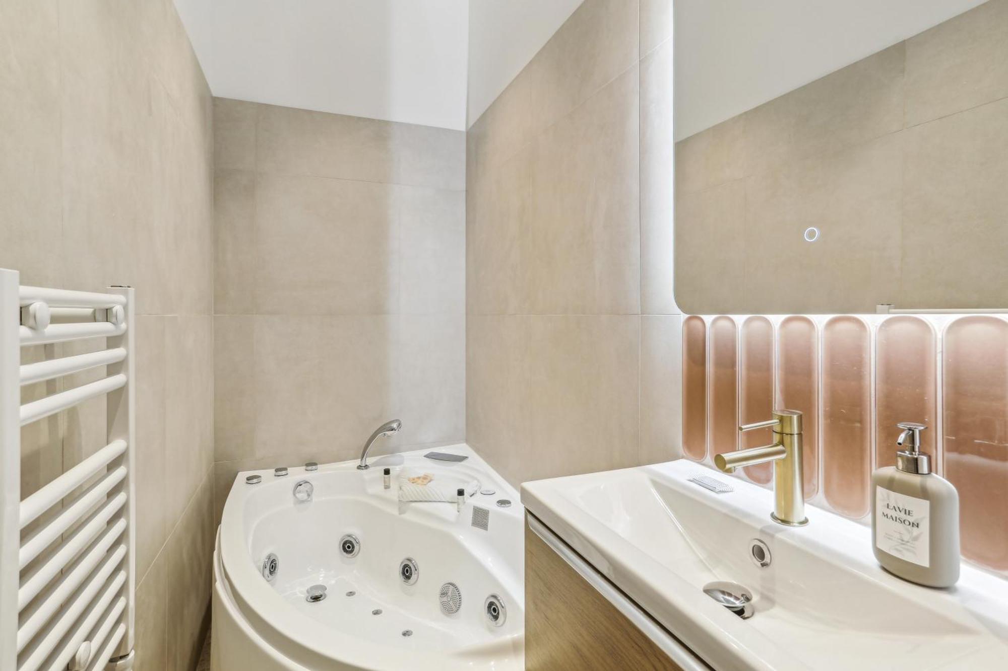 Appartamento Lavie Maison Ac And Hot Tub Close Arc De Triomphe